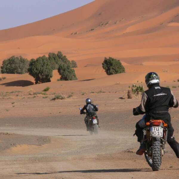 Motorradreisen Tunesien Dünen Tafelberg Feuer
